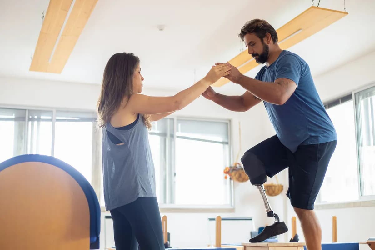 Nörolojik rehabilitasyon — fizyoterapistin hastaya yürüme ve egzersiz rehberliği yaptığı seans